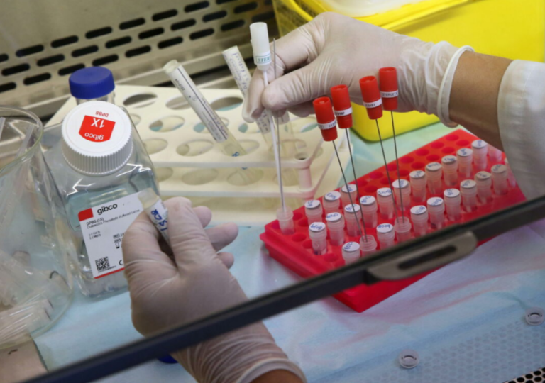 Jo përmes tamponit/ Klinikat private kryejnë testet ilegale me kosto 100 euro