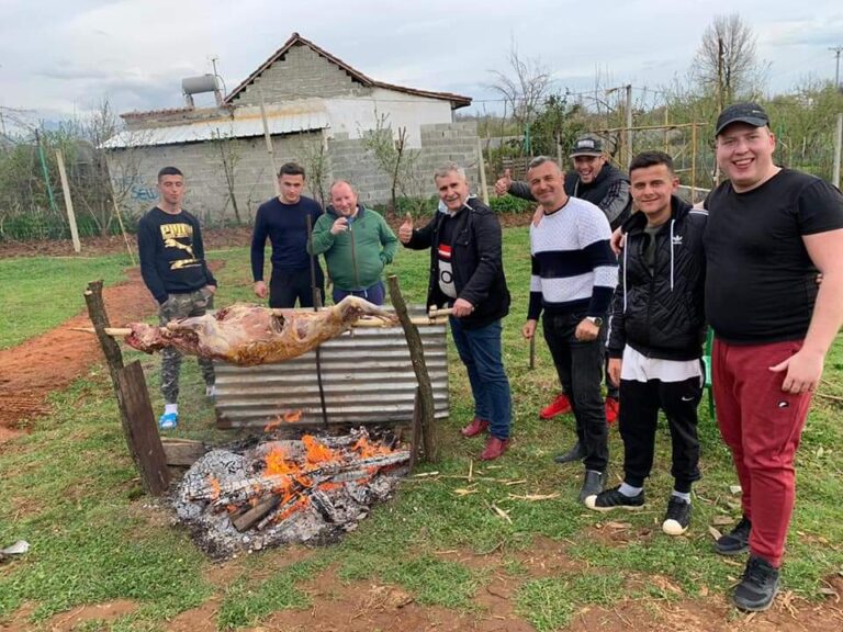 Foto me nipat tek qengji në hell, Gjuzi sqaron të vërtetën (VIDEO)