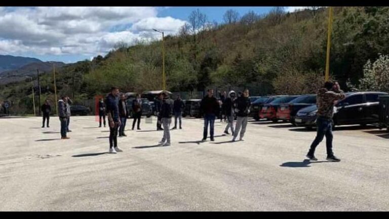 Një furgon për shqiptarët në karantinën neutralë të Kapshticës