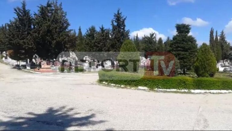 Distancim social jo vetëm për së gjalli… Varrezat e Fierit “në karantinë”, askush nuk i viziton të afërmit në botën tjetër
