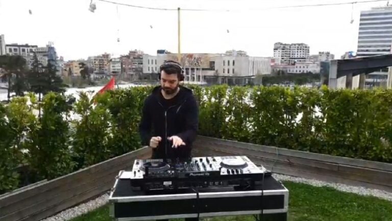 DJ Sardi performon “live” nga tarraca e Bashkisë/Veliaj: U trashe në shtëpi?
