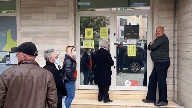 Në Fushë-Krujë ”thyhet” shtetrrethimi, qytetarët radhë në banka