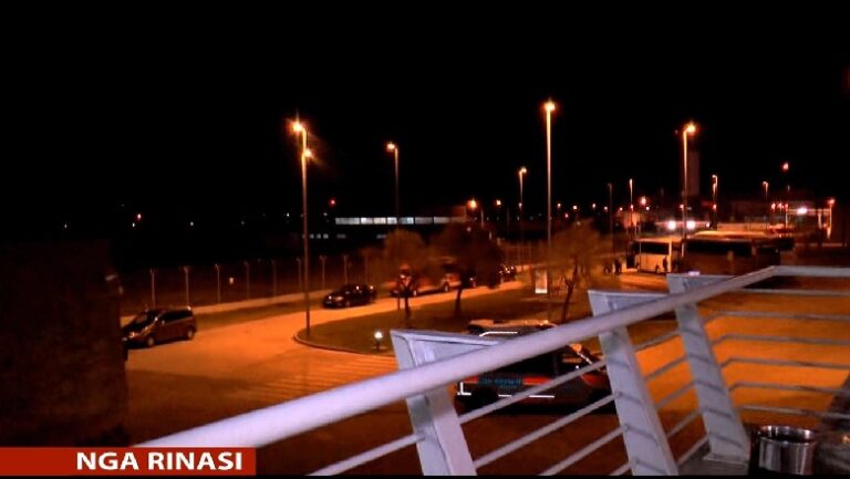 Mbërrin në Rinas avioni me shqiptarët e bllokuar në Milano