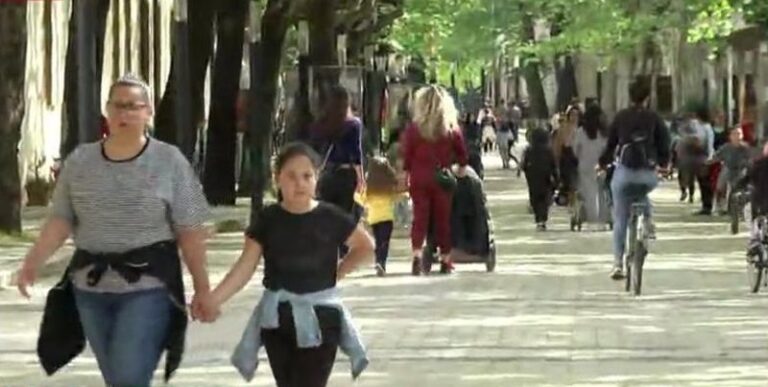 Tirana gumëzhin nga zërat e fëmijëve të shoqëruar nga nënat