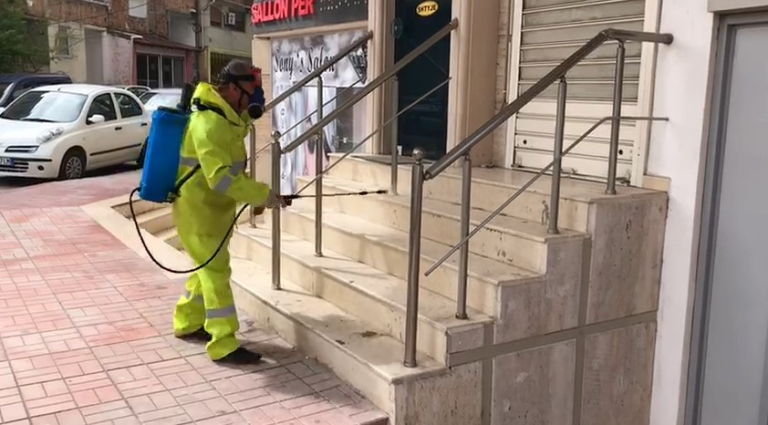Rezulton pozitiv me Covid një çift në Fier dezinfektohet pallati dhe lagjia