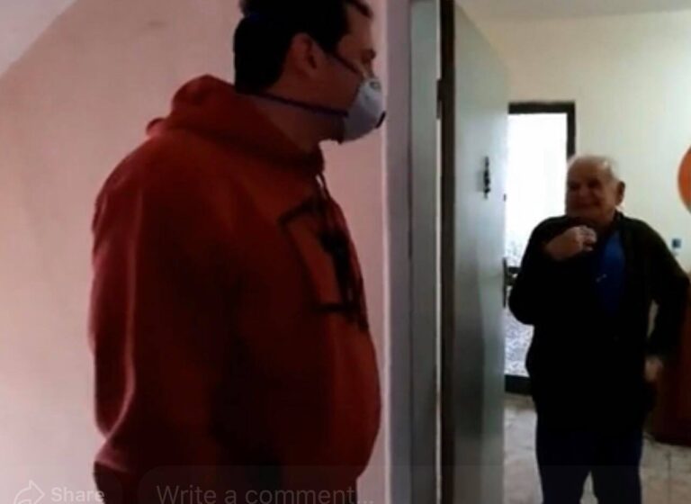 Tek shpërndante pako me ushqime për familjet në nevojë, Veliaj kthehet te kujtimet e klasës së parë