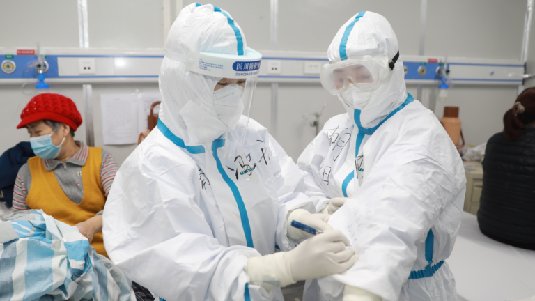 Pas një muaji, Kina raporton numrin më të lartë të infektuarëve me koronavirus