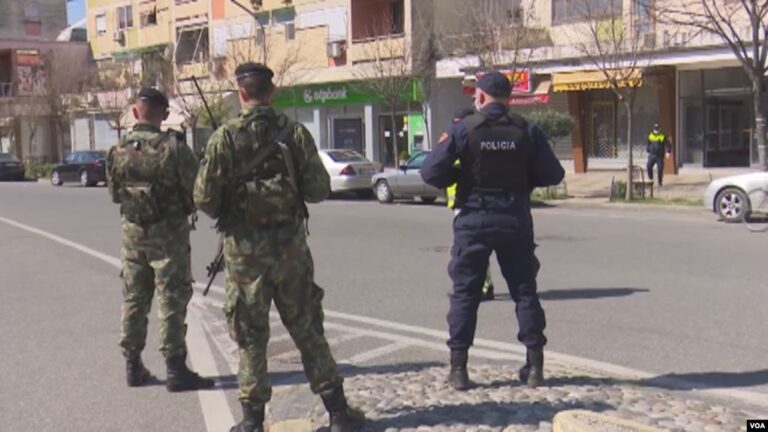 VOA: Koronavirusi, ashpërsimet masave shqetësojnë shoqërinë civile në Shqipëri
