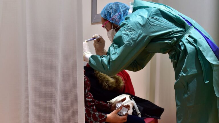 Po i detyrojnë të moshuarit që të firmosin: Jo në spital nëse jemi me Covid-19