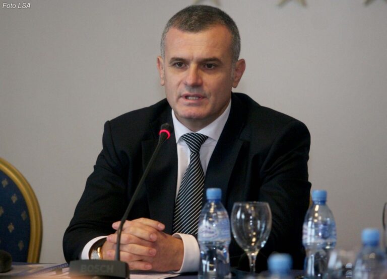 E quajti fosilie politike, reagon Leskaj, publikon foton e letrës higjenike me fytyrën e Ramës