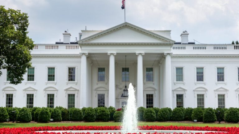 Shtëpia e Bardhë reagon pas zhurmës që shkaktuan deklaratat e Trump