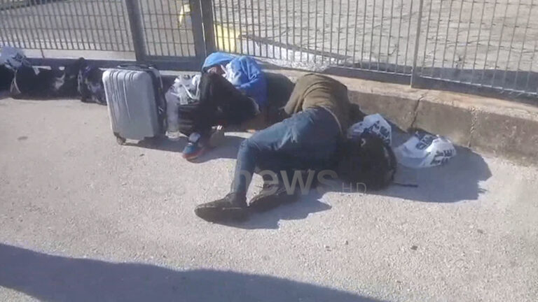 Gra, fëmijë dhe të moshuar të shtrirë në tokë, 70 shqiptarë presin hapjen e portës në Kakavijë
