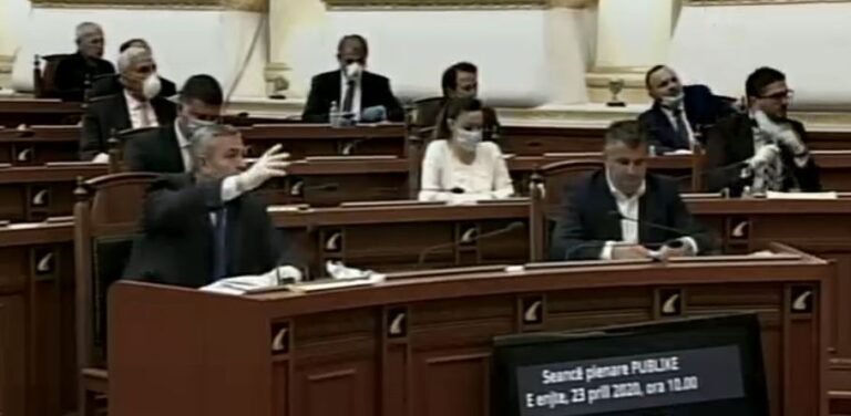 Kuvendi nis me një minutë heshtje, nderim për aktorin dhe regjisorin Rikard Ljarja