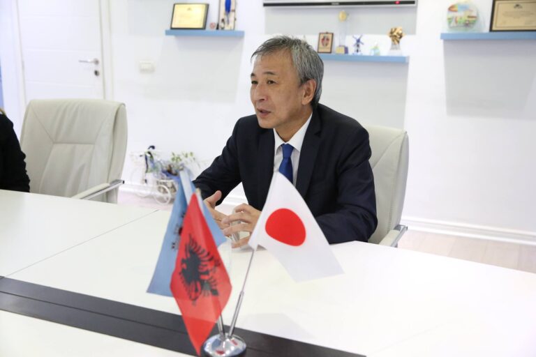 Ambasadori japonez: Do të ofrojmë falas për Shqipërinë ilaçin që po përdoret kundër COVID-19