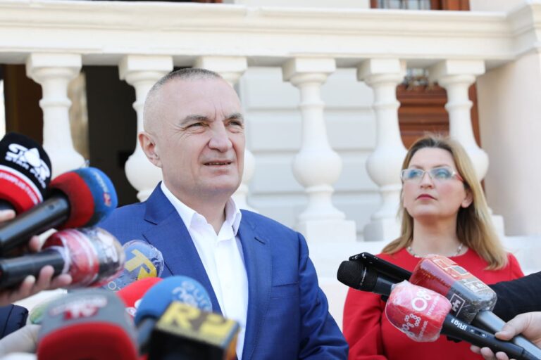 Presidenti Meta në Shkodër: Vetëm bashkëpunimi prefekturë-bashki-pushtet qëndror rrit efektivitetin e luftës kundër COVID19