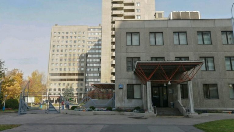 Ngjarje e rrallë në Rusi/ Doktoresha bie nga kati i pestë i spitalit gjatë konferencës për veshjen e mjekëve