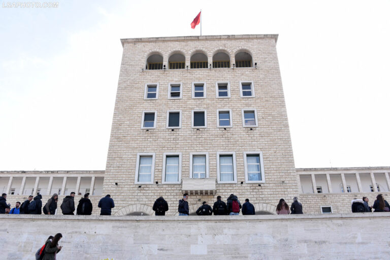 Në auditore apo online? Sot pritet vendimi për Universitetet