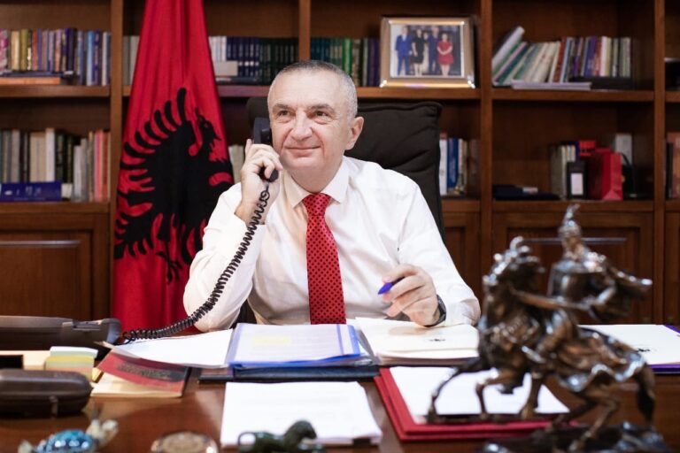 Presidenti Meta biseda telefonike me drejtuesit shqiptarë në Preshevë, Bujanoc e Medvegjë