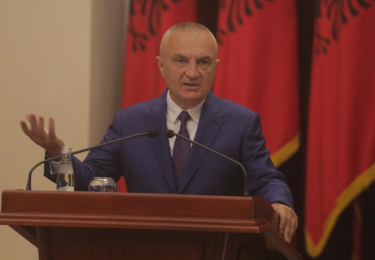 Presidenti Meta: Nëse nuk garantohen standardet, të mbyllen fasoneritë