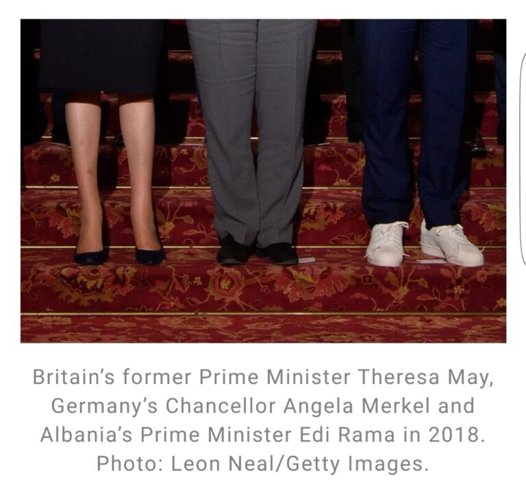 Foto që po çmend Britaninë: Shikoni këmbët të shikoni kokën!