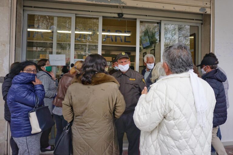 FOTOLAJM nga Durrësi/ Në radhë, të moshuarit në sportele për pensionet dhe pagesat