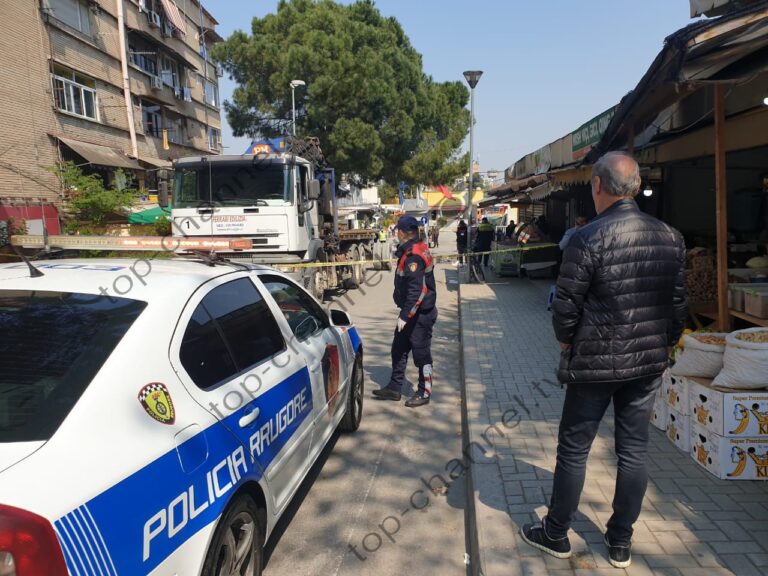 Aksidentohet rëndë qytetari me biçikletë, rrëzohet dhe përfundon në gomën e kamionit