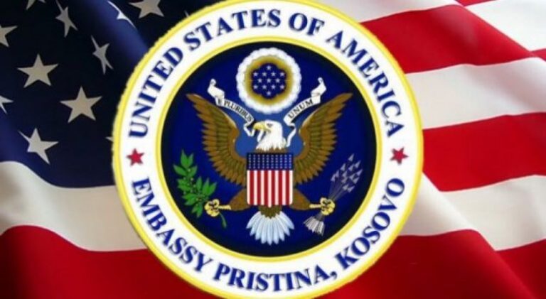 Ambasada amerikane kundër reciprocitetit: Taksa duhet hequr, po ngulfatet ekonomia e Kosovës