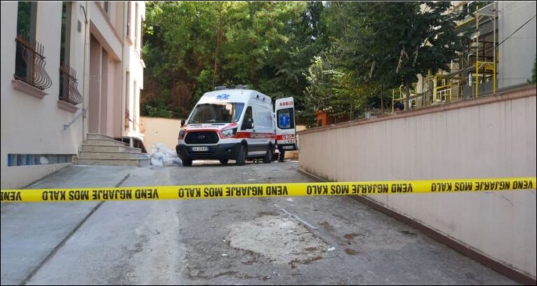 Bie nga pallati, humb jetën 45-vjeçarja në Tiranë