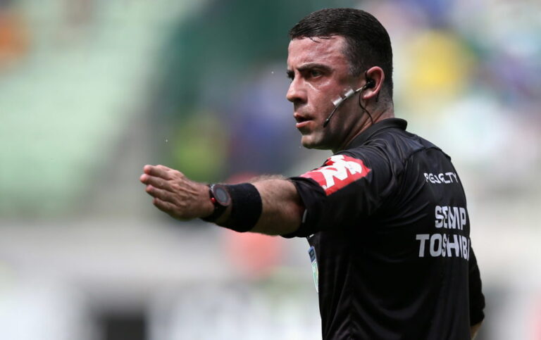 Arbitri braktis futbollin për t’u bërë infermier: Këtu jam më i dobishëm!
