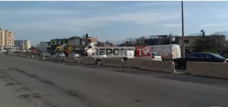 Shkelet shtetrrethimi? Në Astir duket se emergjenca për COVID-19 ka përfunduar…trafik i rënduar nga makinat private, shumë pak me logo (VIDEO)