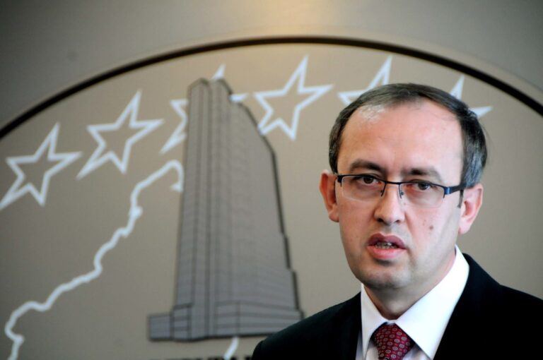 Hoti: Kosova pritet të marrë vaksina për 20% të popullatë