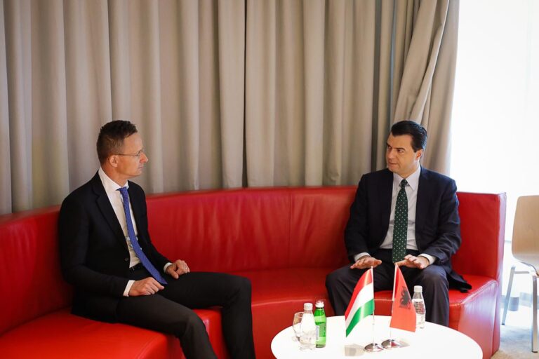 Basha takon ministrin e jashtëm të Hungarisë: Nuk jemi vetëm