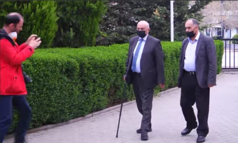 Andi Bushati: Ja e ardhmja e Kosovës, Isa Mustafa me shkop! (Foto)