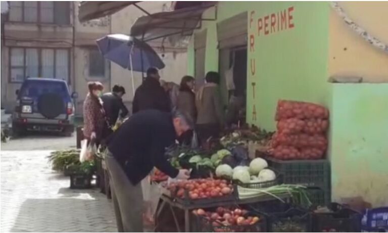 Pak para shtetrrethimit të fundjavës, beratasit dynden në markete, banka e dyqane. Furnizim për tre ditë