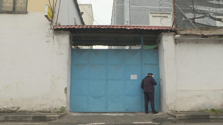 Virusi nëpër qeli/Ministria dhe Drejtoria e Burgjeve ”kyçin” gojën