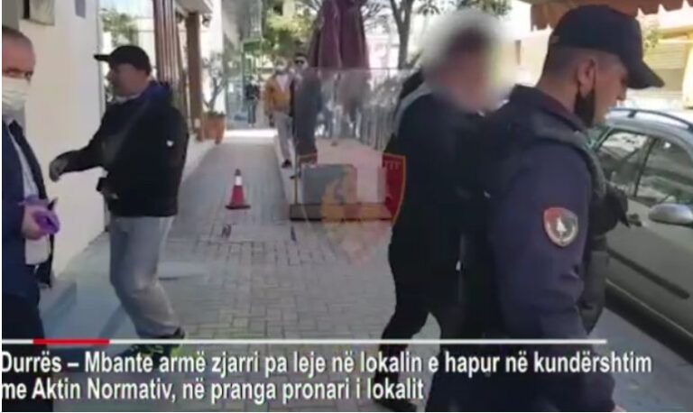 Thyen karantinën e hap lokalin, i zbulohet dhe pistoleta pa leje, arrestohet 44-vjeçari në Durrës (Video)