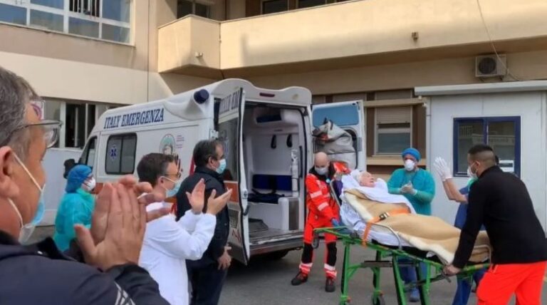 Video/ Gruaja 100 vjeçare fiton betejën me COVID-19 në Itali, del nga spitali mes duartrokitjesh