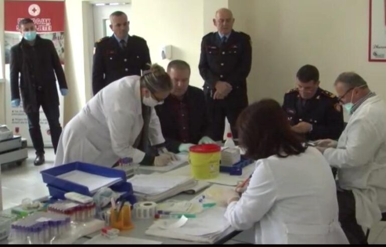 Krerët e Policisë së Shtetit ndjekin shembullin e Presidentit Meta, dhurojnë gjak për fëmijët talasemikë