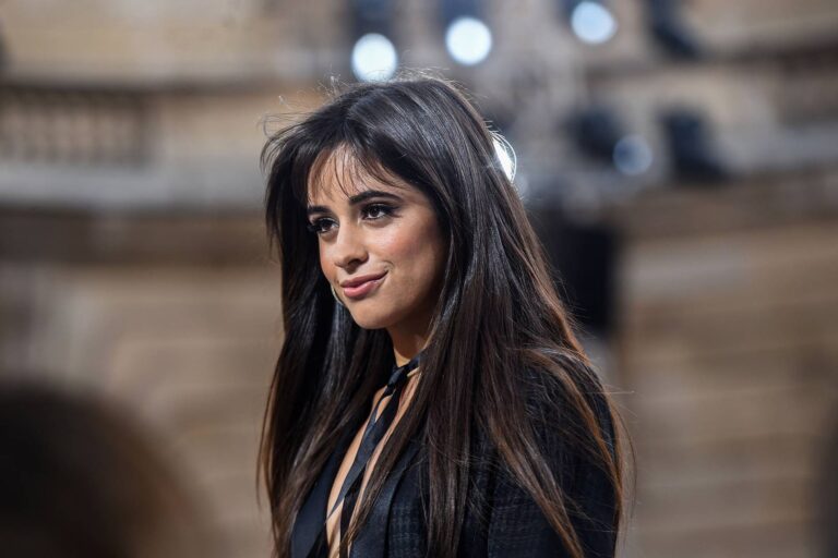 “Katastrofë” me flokët e Camila Cabello-s, nëna i pret balluket (VIDEO)