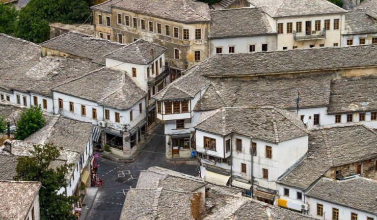 Gjirokasta gati të hapë baret, dezinfektim dhe distancë
