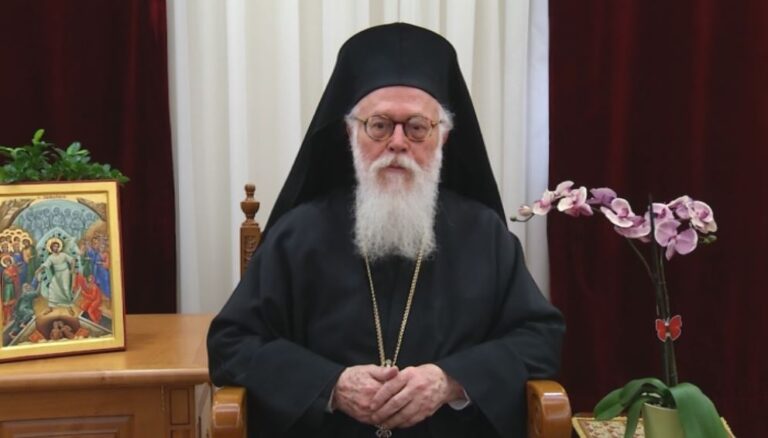 Kryepeshkopi Anastas Janullatos mesazh nga shtrati i spitalit në Greqi: Mos ki frikë, vetëm beso!