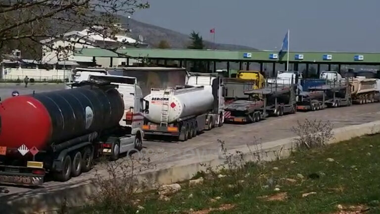 Radhë kilometrike të kamionëve në Morinë, presin të hyjnë në Kosovë
