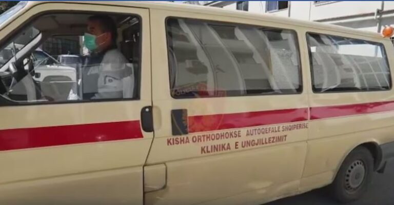 Kisha Ortodokse dhuron maska, doreza dhe dezinfektantë për policinë