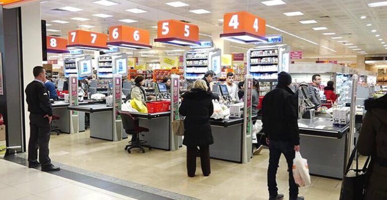 Frika nga koronavirusi, gruaja lëpiu produktet në supermarket, duke shkaktuar mijëra dollarë dëme