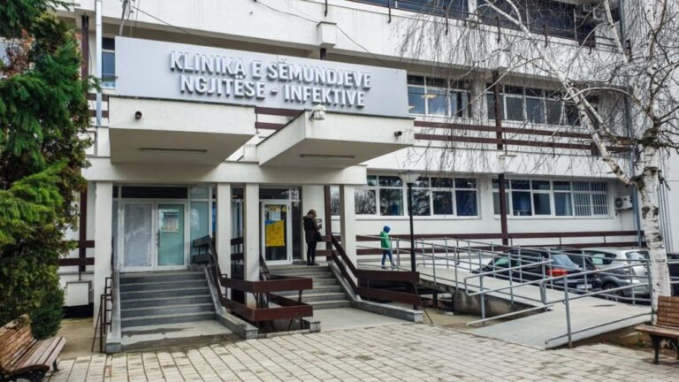 Virusi në Kosovë. Qeveria kthen kufizimet e lëvizjes në disa qytete