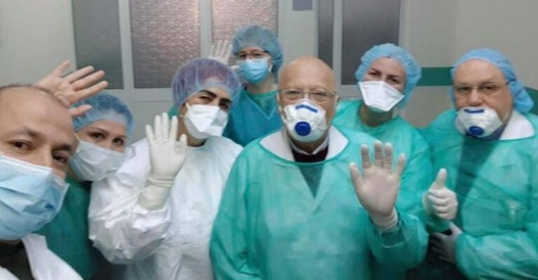 Pas fitimit të betejës me koronavirusin, Dhimitër Kraja kthehet tek kolegët. Mjeku Roland Xhaxho edhe pse i infektuar, në spital po…