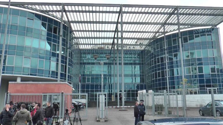 Falsifikonin dokumente dhe kryenin trafik njerëzish drejt SHBA, Kanadasë e Mbretërisë së Bashkuar, përfundojnë hetimet për 17 të akuzuarit