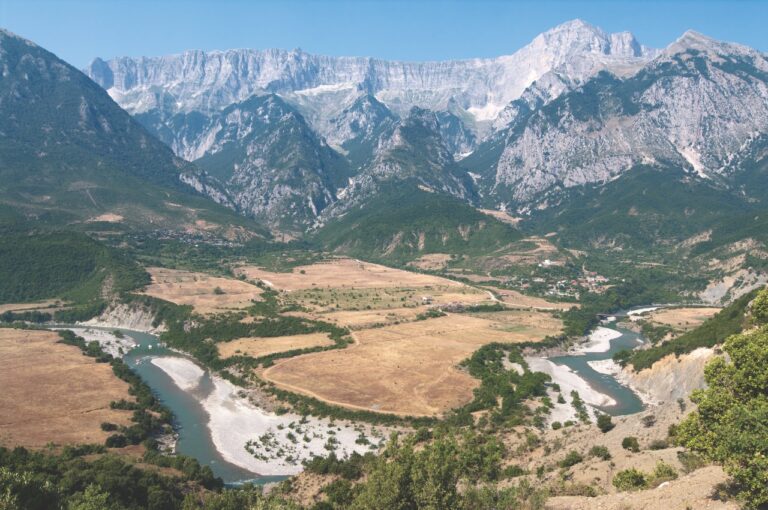 “Ta kthejmë krizën në mundësi”. Videoja që po bëhet virale me pamjet e mrekullueshme nga Shqipëria dhe Kosova