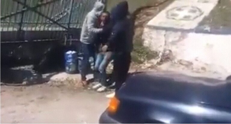 VIDEO/ “Kalon limitet e trajtimit ç’njerëzor”: Bardhi publikon pamjet shokuese të shqiptarëve të mbetur në kufi