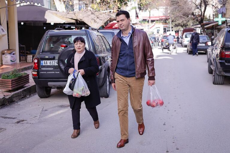 Basha bën pazarin: Me kënaqësi pashë respektimin e distancimit social